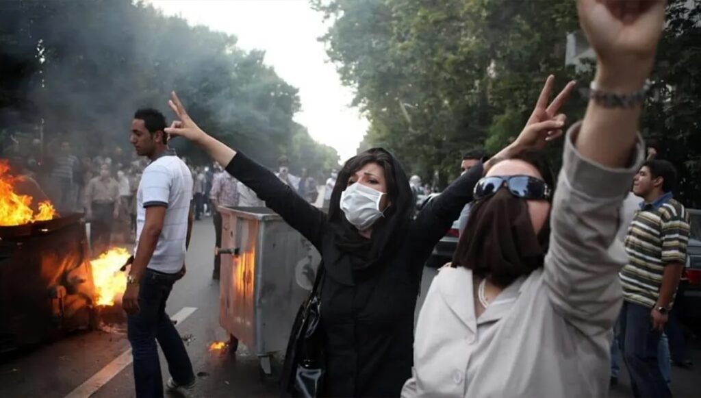 حركة طلابية إيرانية: قوة محفزة في التحول السياسي والاجتماعي