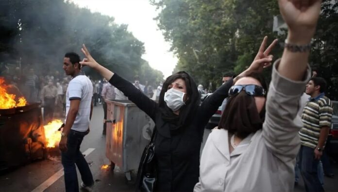 حركة طلابية إيرانية: قوة محفزة في التحول السياسي والاجتماعي