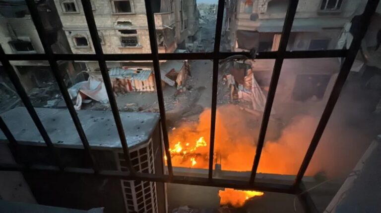 الجيش الإسرائيلي يحرق مستشفى كمال عدوان في غزة