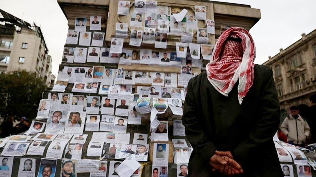 لبنان يستجيب لطلب الإنتربول بالتعاون لاعتقال ضابط سوري سابق متهم بجرائم حرب