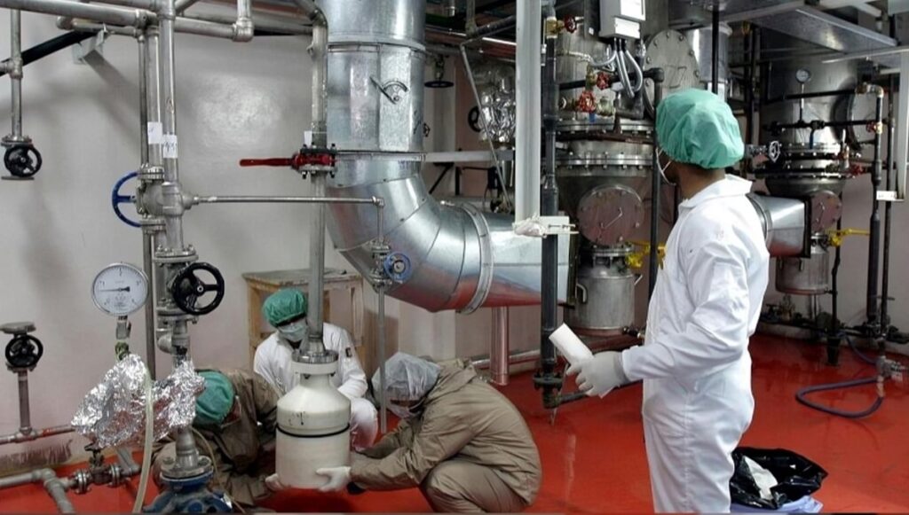 نيوز ماكس: النظام الإيراني یسارع في جهود تطوير الأسلحة النووية