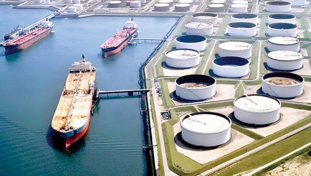 بلومبرغ بقاء النظام الإيراني يعتمد على بيع النفط المهرب إلى الصين