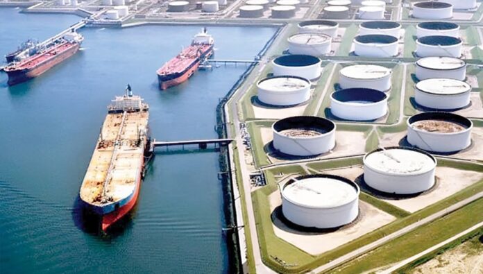 بلومبرغ بقاء النظام الإيراني يعتمد على بيع النفط المهرب إلى الصين