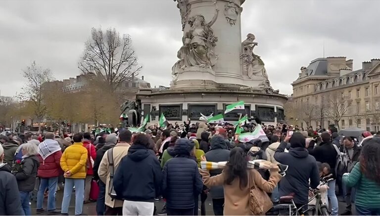 باريس: اليوم دمشق غدا طهران – أنصار منظمة مجاهدي خلق الإيرانية  يشاركون في احتفال انتصار الشعب السوري