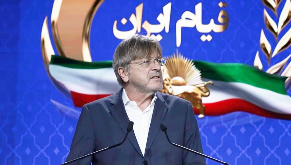 رئيس الوزراء البلجيكي السابق: أوروبا وأمريكا يجب أن تبدأ حوارًا مع المعارضة الإيرانية