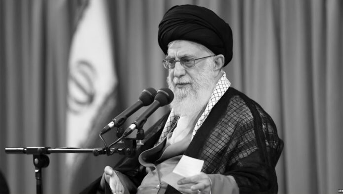 خطاب خامنئي يعكس الأزمة المعنوية للنظام الإيراني بعد الخسارة الاستراتيجية في سوريا