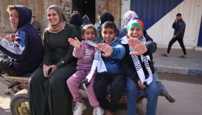 اتفاق وقف إطلاق النار في غزة يدخل حيز التنفيذ بعد تأخير: بداية مرحلة جديدة نحو السلام