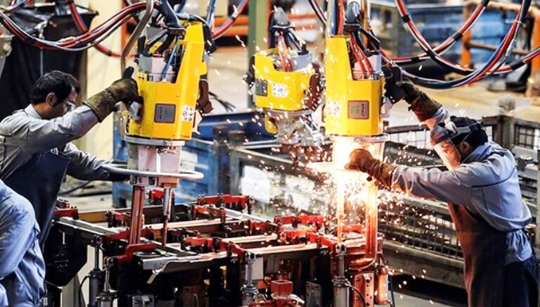 إيران: انخفاض الإنتاج الصناعي بنسبة 50% بسبب انقطاع الكهرباء