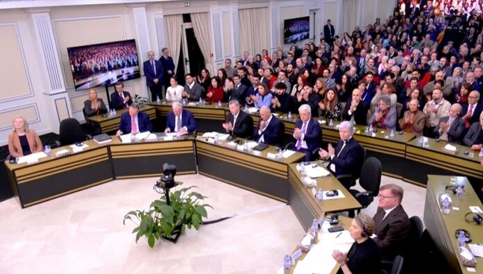 صحيفة خامنئي تعبر عن قلقها من اجتماع المجلس الوطني للمقاومة الإيرانية في باريس