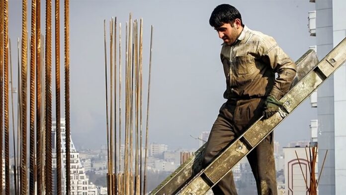 تراجع أجور العمال في إيران بأكثر من 400%