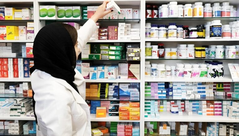 وزير الصحة للنظام الإيراني يزعم ارتفاع أسعار الأدوية