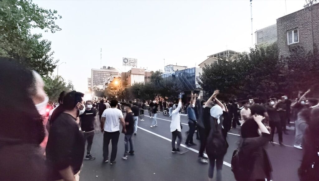 تحديات هيكلية واجتماعية في إيران: النظام على حافة الانهيار