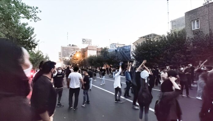 تحديات هيكلية واجتماعية في إيران: النظام على حافة الانهيار