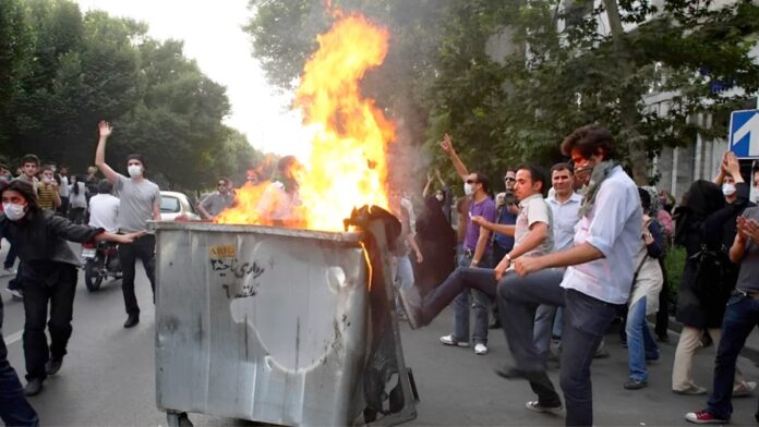 علامات تحذيرية لانتفاضة جديدة في إيران