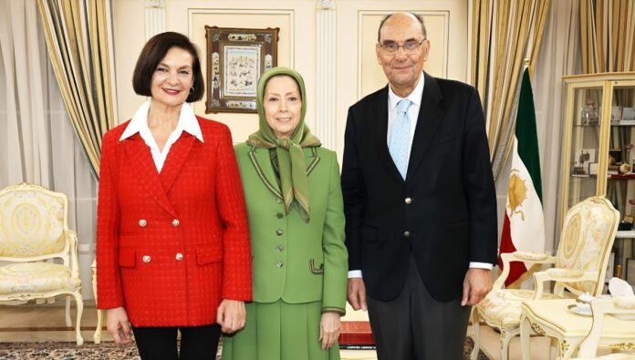 لقاء البروفيسور ألخو فيدال كوادراس والسيدة أمبارو فوئرتس مع السيدة مريم رجوي