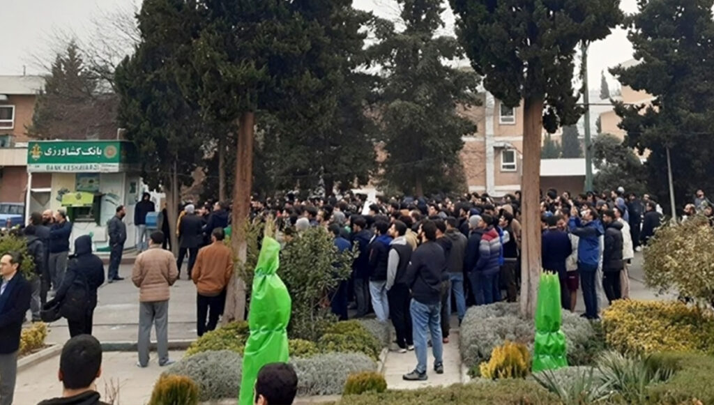 تجمع احتجاجي لطلاب جامعة طهران بعد مقتل أحد الطلاب