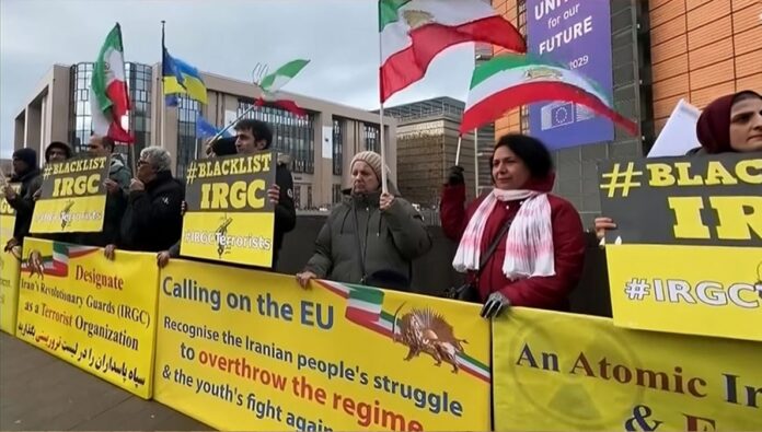 مناصرو مجاهدي خلق يتظاهرون في بروكسل ضد الإعدامات في إيران أمام الاتحاد الأوروبي