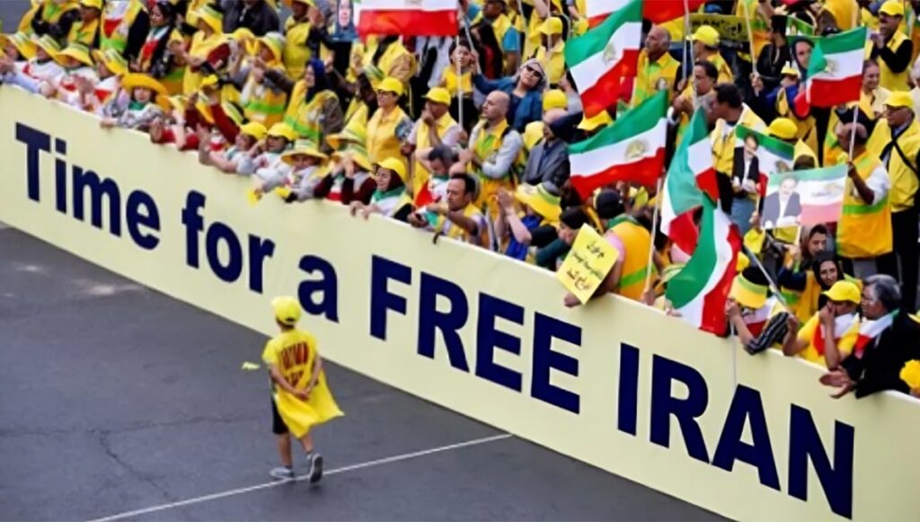 هل نشهد ثورة في إيران عام 2025؟