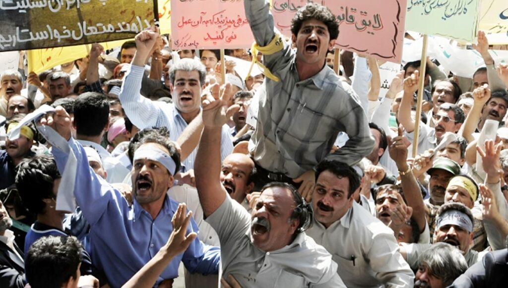 تراجع حاد في الأجور الحقيقية للعمال في إيران وسط تفاقم الأزمة الاقتصادية