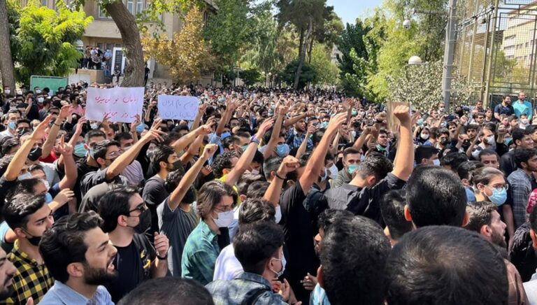 إيران على شفا كارثة اقتصادية غير مسبوقة وسط تصاعد الغضب الشعبي