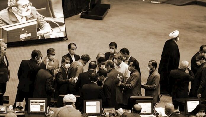 كارثة اقتصادية تتفاقم في إيران مع تصاعد تکالب داخل البرلمان