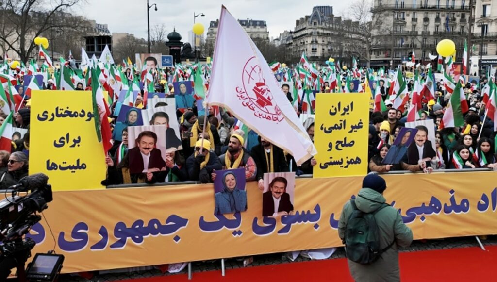 إيرانيون يتظاهرون في باريس: المجلس الوطني للمقاومةالإيرانية  يدعو إلى الحرية والديمقراطية