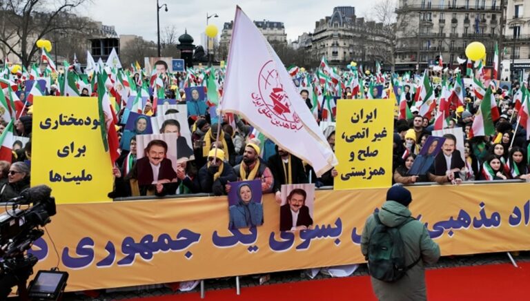 إيرانيون يتظاهرون في باريس: المجلس الوطني للمقاومةالإيرانية  يدعو إلى الحرية والديمقراطية