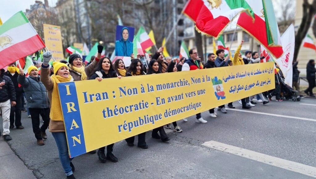 مظاهرة ضخمة في باريس: عرض قوي‌ لمجاهدي خلق الایرانیة