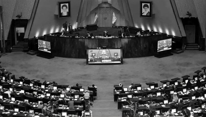 تکالب في برلمان النظام الإيراني؛ فضائح غير مسبوقة وسط الذعر من الانفجار الاجتماعي