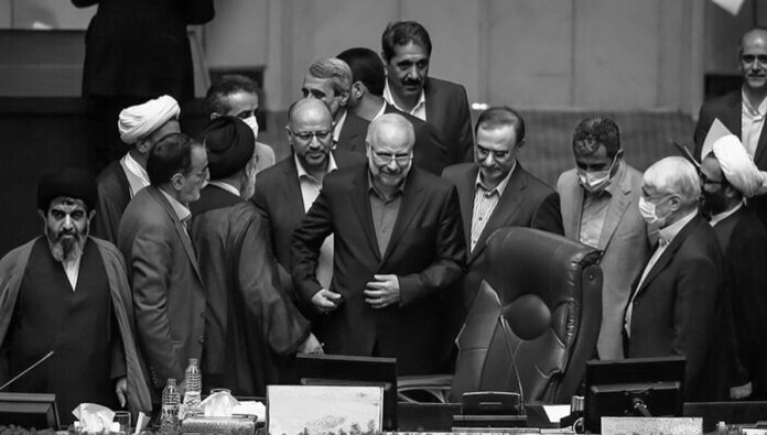 تكالب في البرلمان الإيراني وسط أزمة اقتصادية