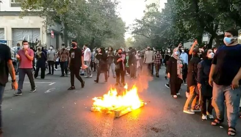 شعب إيران يطالب بتغيير النظام