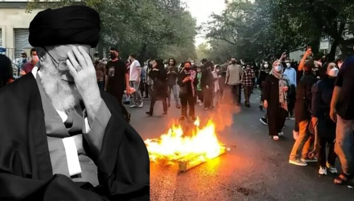 خامنئي يعترف بالهزيمة في معركة كسب ثقة الشعب الإيراني 