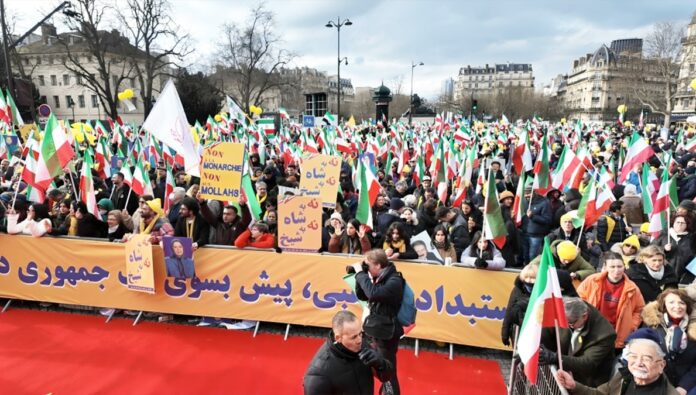 الآف الإيرانيين يتظاهرون في باريس دعما لخظة السيدة مريم رجوي لمستقبل إيران