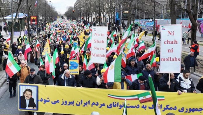 الآلاف يتظاهرون في باريس في الذكرى السنوية للثورة المناهضة للشاه في إيران