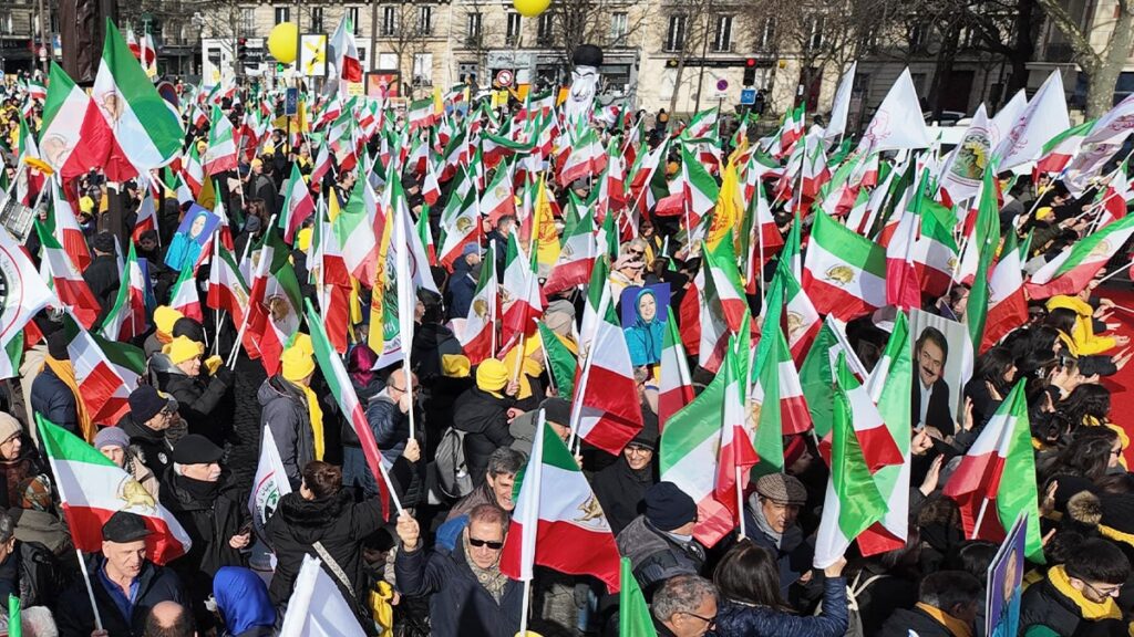 رويترز:آلاف المعارضين الإيرانيين يتظاهرون في باريس مطالبين بإسقاط النظام الإيراني