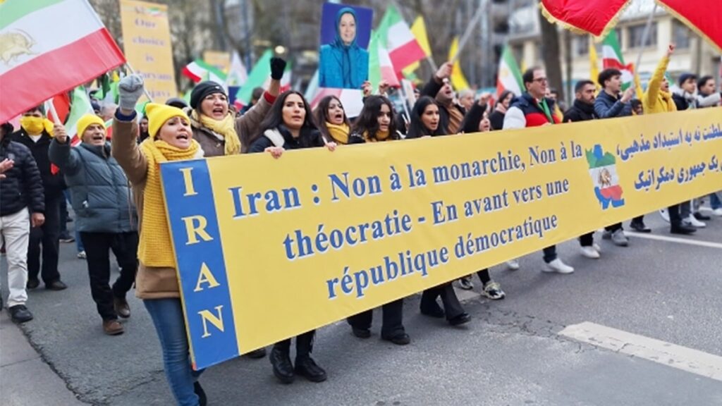 متظاهرون في باريس: الثورة الإيرانية مستمرة ولن تُختطف هذه المرة