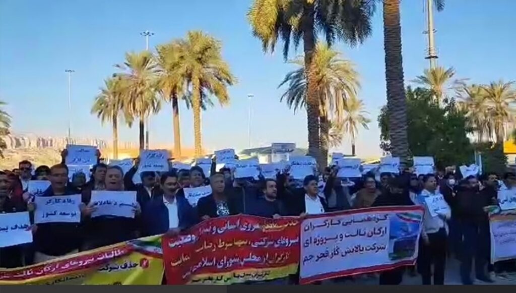 إضراب و تجمع احتجاجي لتجار واصحاب المحال التجارية في طهران و العمال والمتقاعدين في مدن أخرى