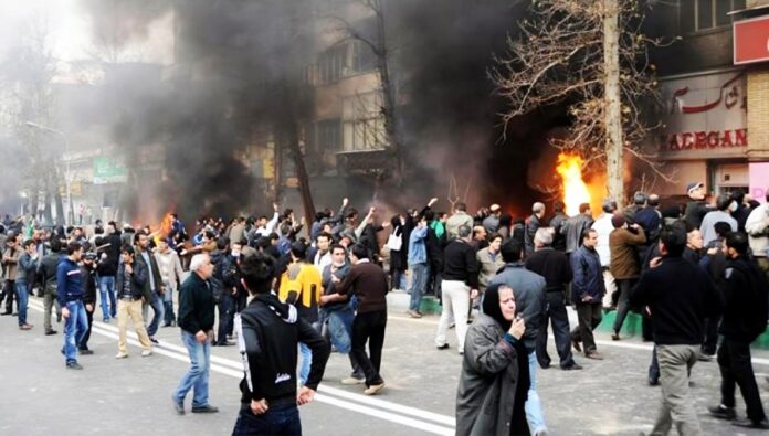 وزير الداخلية الأسبق للنظام الإيراني: رفع أسعار الوقود قد يشعل احتجاجات  أكبر من 2019