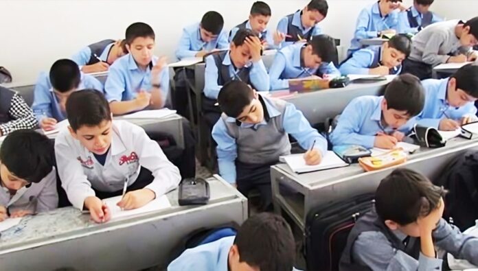 أزمة نقص المعلمين تفاقم تدهور التعليم في إيران، بما في ذلك طهران