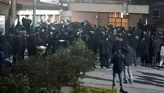 فوكس نيوز: الطلاب الإيرانيون يواصلون الاحتجاج لليوم الثاني على التوالي