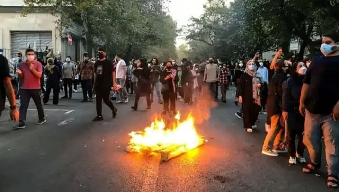 تصاعد الأزمات في النظام الإيراني: هل يقترب الانفجار؟