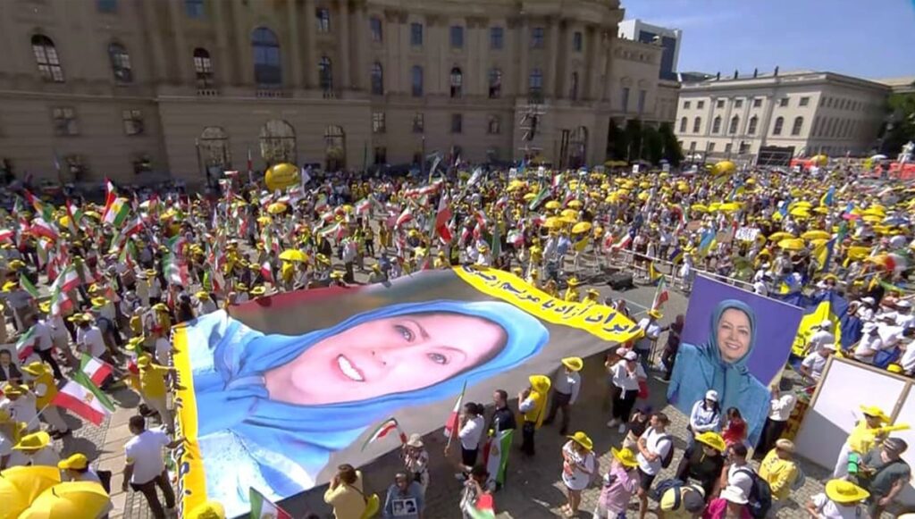 الولايات المتحدة تتجه نحو سياسة أكثر صرامة تجاه إيران، لكنها لا تزال مترددة بشأن تغيير النظام