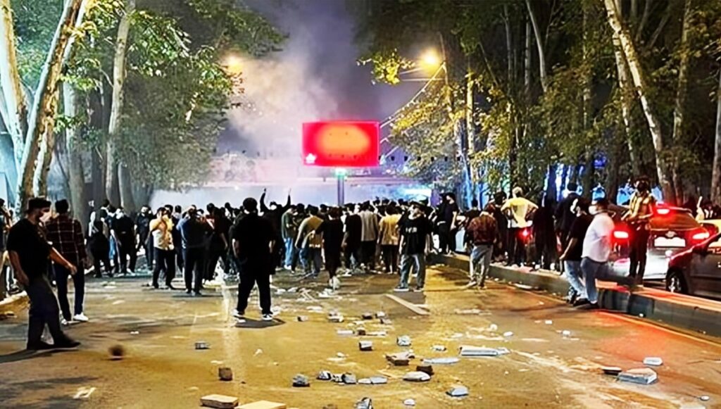 حان وقت النهوض والانضمام إلى المقاومة المنظمة ضد النظام الإيراني