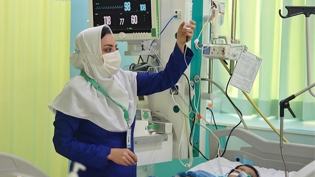 الممرضات في إيران بين الفقر والقمع: انهيار صحي يهدد البلاد