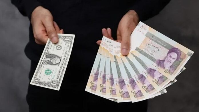 انهيار الريال الإيراني ومخاوف من اضطرابات شعبية