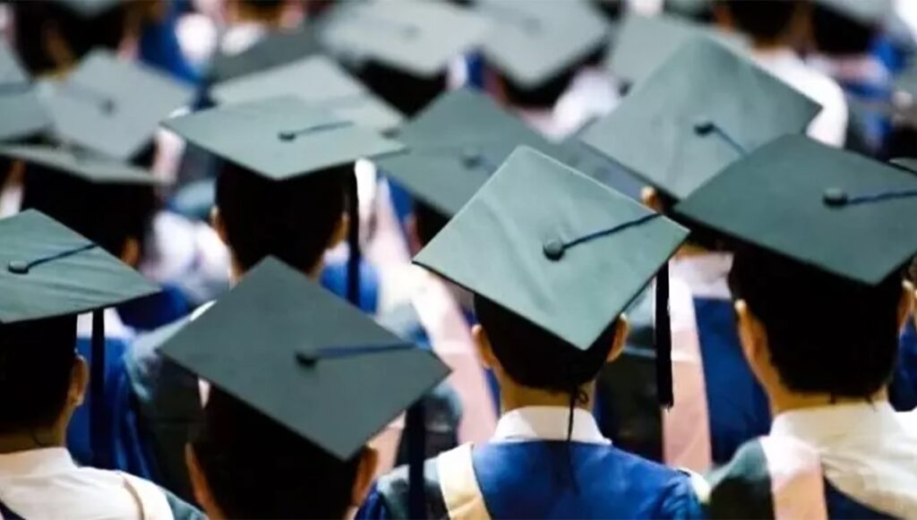 بطالة خريجي الجامعات في إيران.. إلى أين يتجه القطار؟