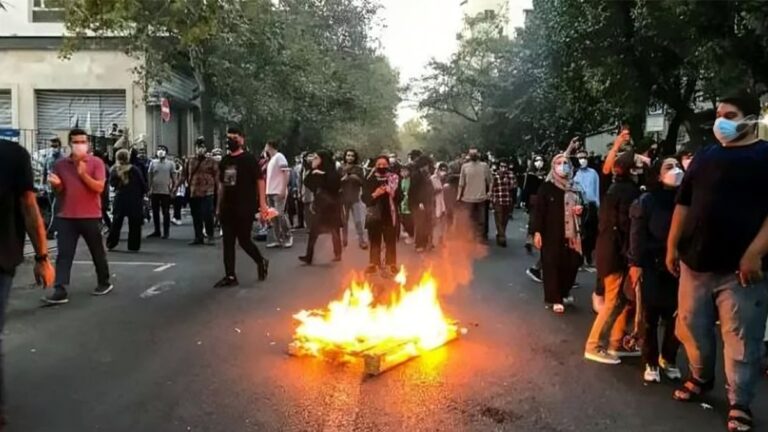  تحذيرات خبراء النظام الإيراني من انفجار اجتماعي وشيك