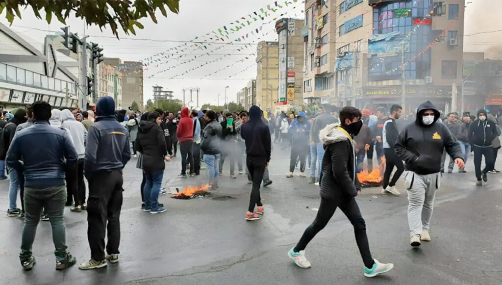 النظام الإيراني: سقوطٌ أم انفجار؟