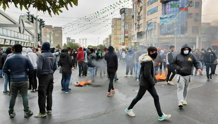 النظام الإيراني: سقوطٌ أم انفجار؟