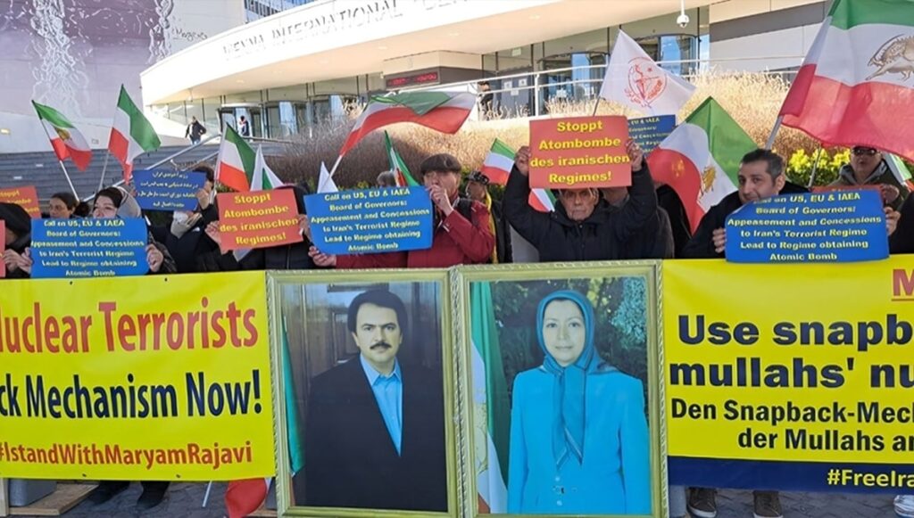 الإيرانيون يتظاهرون أمام اجتماع الوكالة الدولية للطاقة الذرية في فيينا